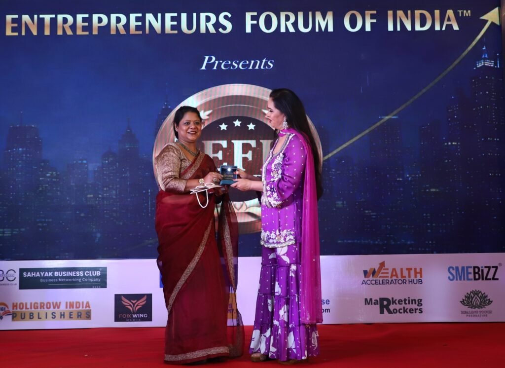 Founder Shivani Agarwal Honored Actress Padmini Kolhapure
